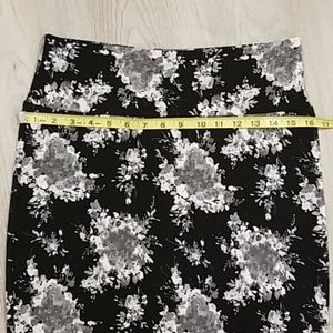 Still Available LuLaRoe Cassie skirt looks splashy but actually quite classy